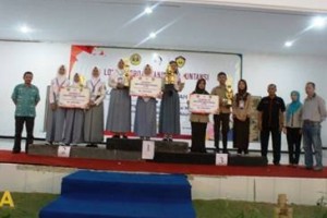 Juara LTAUniku berfoto bersama usai menerima hadiah.